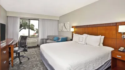 Courtyard by Marriott Gulfport Beachfront Hotels near Bayou Bluff Tennis Club