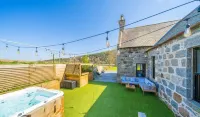 Kirkton Family Farmhouse with Hot Tub, Alford, Aberdeenshire