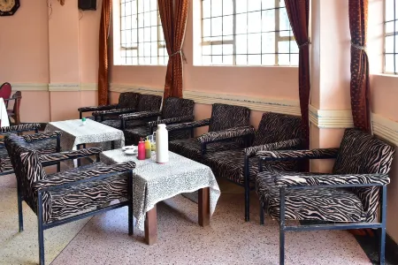 Maru B Courts Hotel Отели в г. Ньери