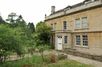 The Old School Rooms Beautiful Georgian Apartment, Sleeps 12 with Wifi and Parking, Near Bath