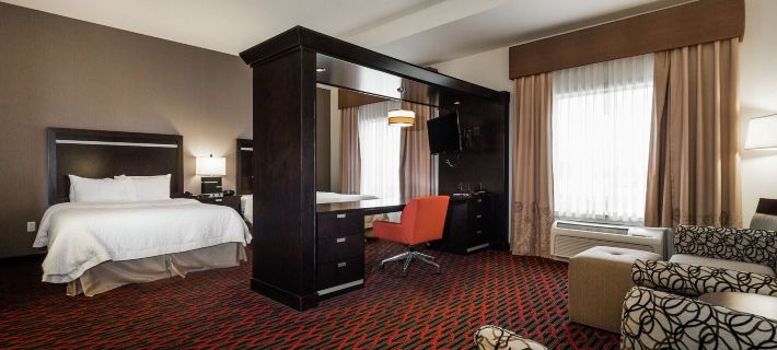 Hampton Inn & Suites by Hilton Lethbridge Отели в г. Летбридж