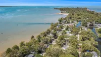 Lakefront 3-bedroom cottage on Sand Point with AC, WiFi, King bed, Firepit