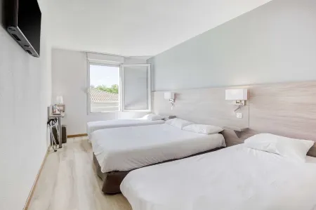 Brit Hotel Clermont l'Herault Отели в г. Сен-Гиро