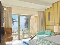 The Resort Hotels in der Nähe von Strand Aksa