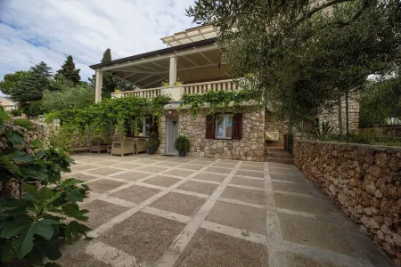 Apartments and Rooms Lea