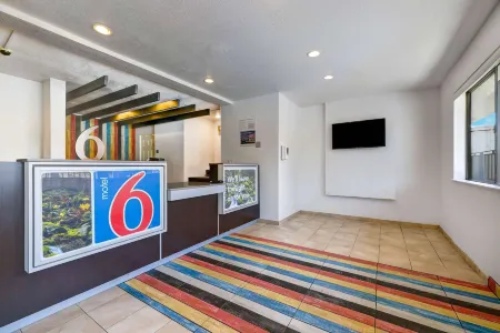 Motel 6 Kirkland, WA - North Kirkland Отели рядом с достопримечательностью «Университет Северо-Запад»
