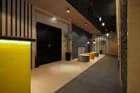 Maccani Black Luxury Suites