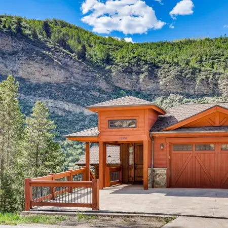 Valley Views, Hot Tub and Parking Included