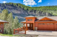 Valley Views, Hot Tub and Parking Included