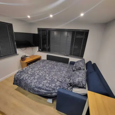 Town Centre Modern 1 Bed Self-Contained Apartment Hotels in 