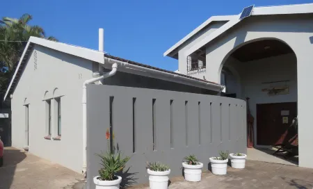 Beachcomber Bay Guest House in South Africa Отели рядом с достопримечательностью «Oasis Caravan Park, Camping Ground and Chalets»