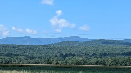 Stowe Retreat Mountain Views & Fenced Backyard by RedAwning