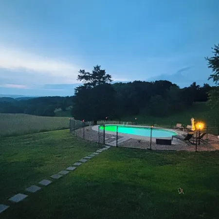 Luxury Home w/private Pool, Mt Views, 85” Roku Movie Room, Arcade, & King Bed!