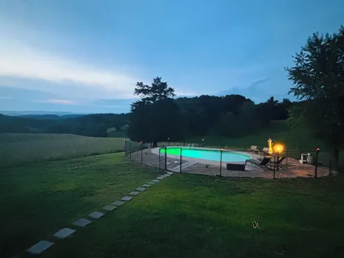 Luxury Home w/private Pool, Mt Views, 85” Roku Movie Room, Arcade, & King Bed!