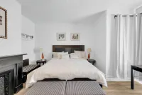 Spacious 3BR Detroit Apt Sleeps 7 + Wifi - Condos