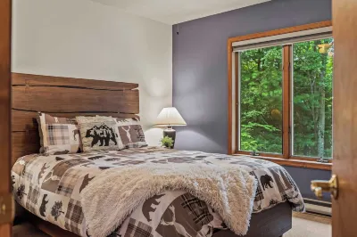 Avantstay的寧靜湖畔別墅，配有碼頭、遊戲室和美景 Community Church附近的飯店