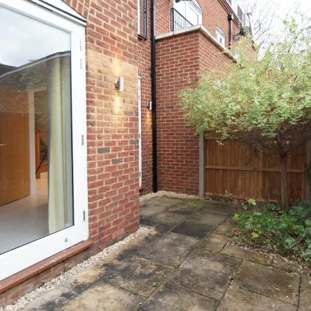 Stunning Central Windsor Town House with Parking