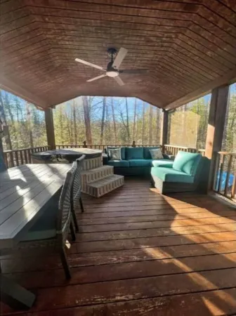 Cozy and Comfy with Lake Access Отели в г. Каку