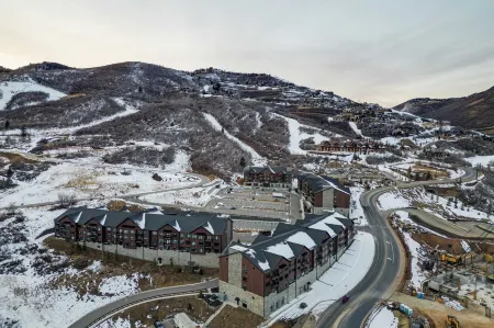 Jordanelle Sunrise Modern Condo, Gondola Access, Year-round Outdoor Fun