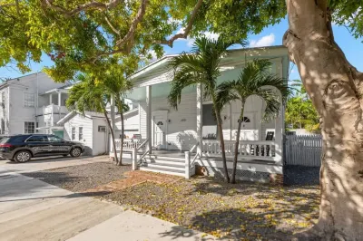 Mesa House, Uno-Perfect Location