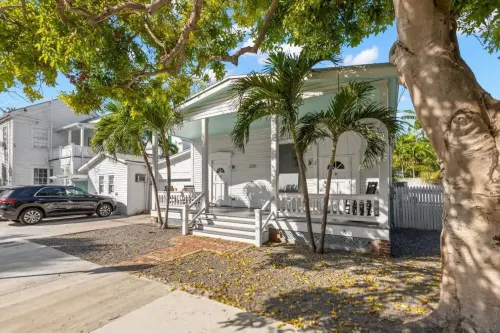 Mesa House, Uno-Perfect Location