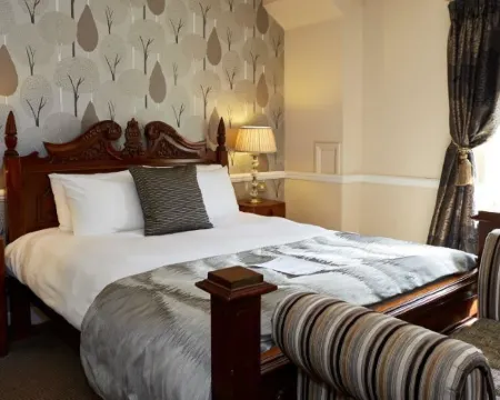 Saracens Head Hotel by Greene King Inns Hotels in Towcester
