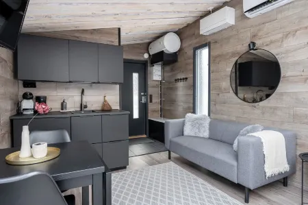 Private & Luminous Suite with lake views Отели в г. Йямся