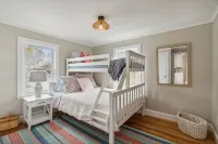 The Coastal Nest Stay for 5! Hotels near Pine Point Beach