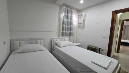 Tirent Apartment-Cozy 2-Bedroom Stay in Don Bosko Отели рядом с достопримечательностью «Postbllok - Checkpoint Monument»