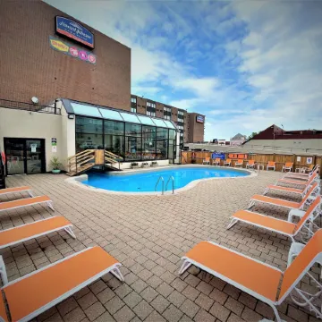 Howard Johnson Plaza by Wyndham by the Falls / Niagara Falls