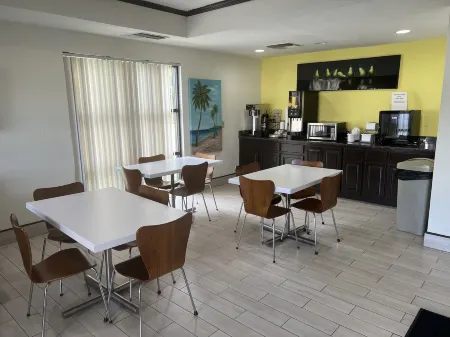 Super 8 by Wyndham Petersburg