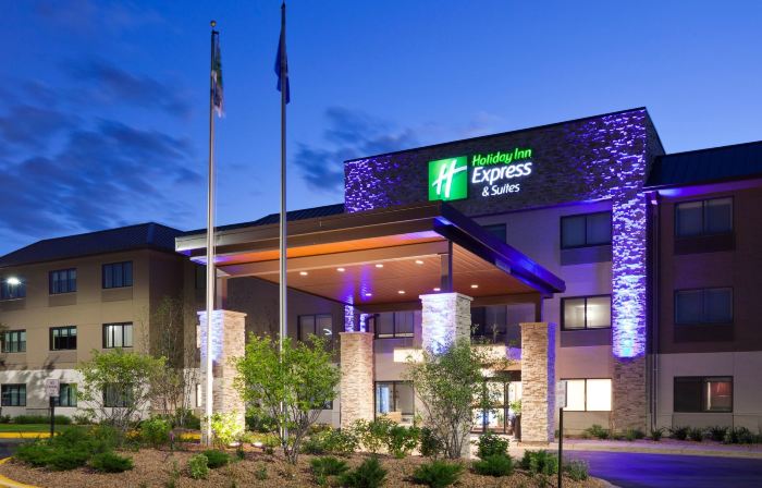 Holiday Inn Express & Suites OMAHA - 120TH AND MAPLE by IHG