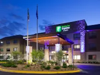 Holiday Inn Express & Suites Omaha - 120TH and Maple فنادق في Douglas County