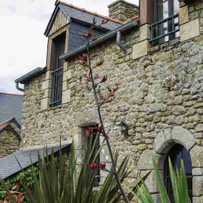 Manoir Des Douets Fleuris Hotel Exterior