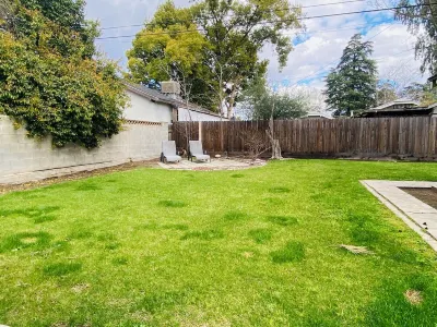 Beautiful Tudor home tucked away on quiet street, walking distance to Tower area Hôtels à proximité de : Deran Koligian Stadium