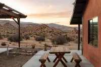 Breathtaking Mountain Views and Cozy Outdoor Oasis - Stylish Retreat Hotels in Pioneertown
