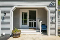 Fenced Yard, Hot Tub and Cozy Den - Stylish Charming Retreat