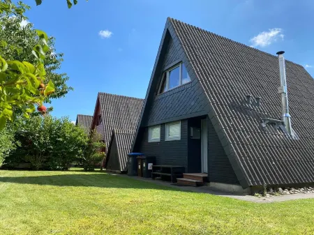 Holiday house with fireplace, near the beach, dogs welcome