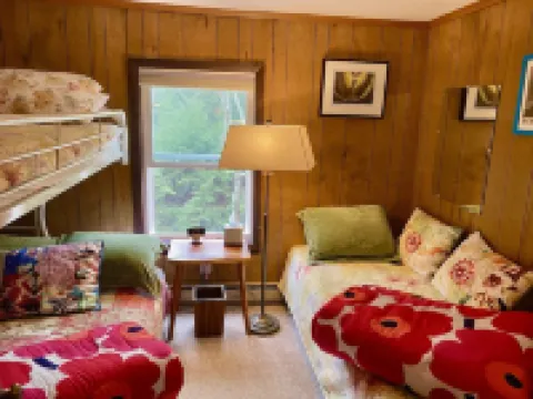 By the Lake💥3.5 M to Ski Resort💥Huge Deck💥Privacy💥NEW Hot Tub💥Fast Wi-Fi💥Piano