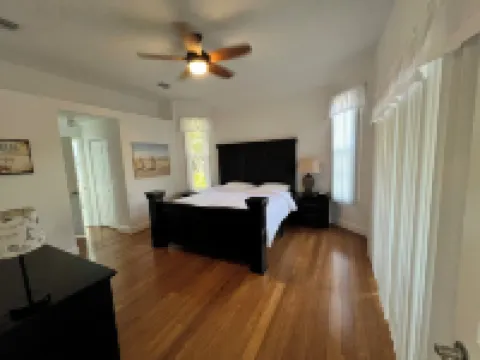 Spacious 4-bedroom pool house with WiFi and AC in charming Vero Beach