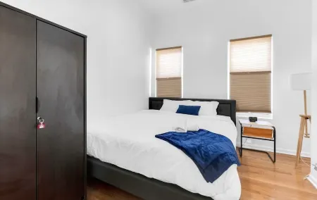 Views of NY Skyline & Statue of Liberty with Pool Table, 5min to train to NYC Отели рядом со станцией Железнодорожная станция Grove Street