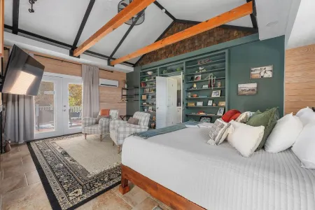 Lakefront + Hiking Trail + Huge Family Friendly House + Near Ark Encounter