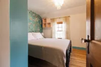 Spacious 5-Bedroom House in Peaceful Ames Neighborhood Just Steps from Campus.