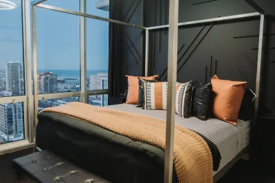 Skyline Serenity: Sauna, Hot Tub, Peloton, Views, Free Parking, Wifi