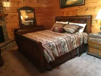 Luxury Cabin, 4 BD/4BA Suites,Half Bath, Game RM, Media RM, Fireplaces, Hot Tub