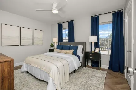 Gorgeous NEW 5-bedroom townhome with AC, WiFi in charming South Bend- walk to ND