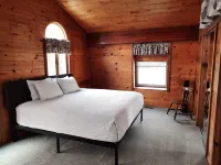 Lakeside Beach Getaway with A Gorgeous Kitchen & Dining Room with Room for 10. Hotels in Lenawee County