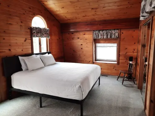 Lakeside Beach Getaway with A Gorgeous Kitchen & Dining Room with Room for 10.