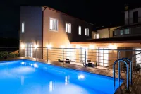 Petit Hotel - Pools