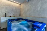 Luxury Hedone Apartment Near the Bridge with Private Spa Zone